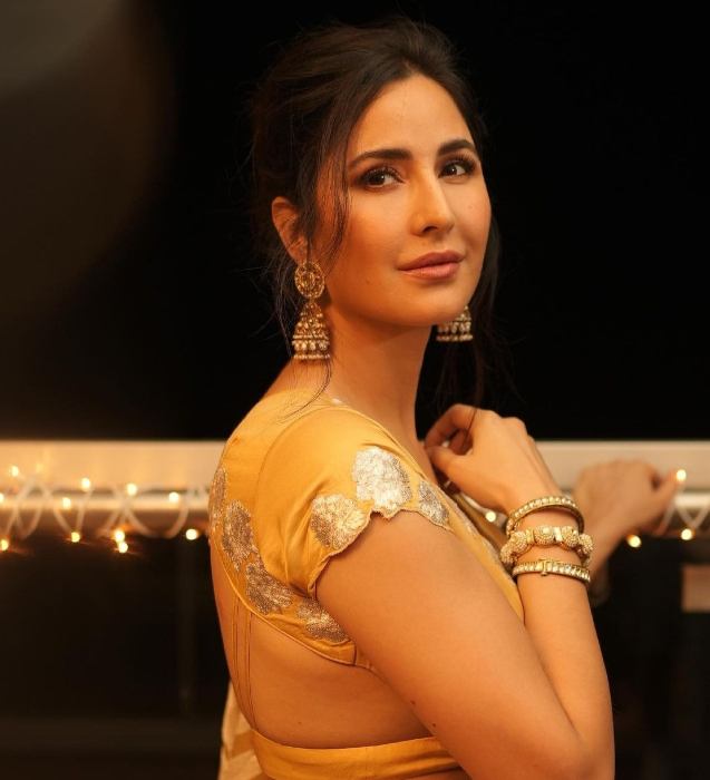 Katrina kaif styling gold plated jhumki on the most special PRAN-PRATISHTA  in AYODHYA 🙏✨❤️ . Styling jhumki with her golden silk saree… | Instagram