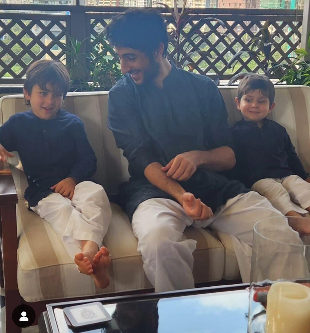 Taimur Ali Khan-Jeh 'Baba' Munch On Cotton Candies, Their 'Bua', Saba ...