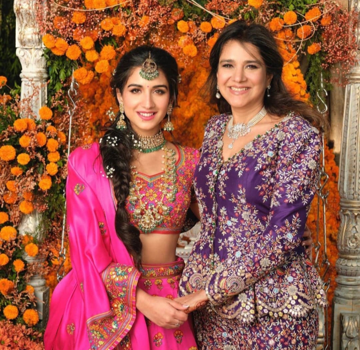 Radhika Merchant Poses With Her Mom At Mehendi | राधिका मर्चेंट ने मेहंदी  में अपनी मां संग दिया पोज