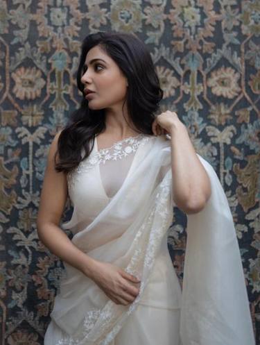 Samantha Ruth Prabhu Wore An Ivory Devnaagri Saree Worth Rs. 48,500 At ...