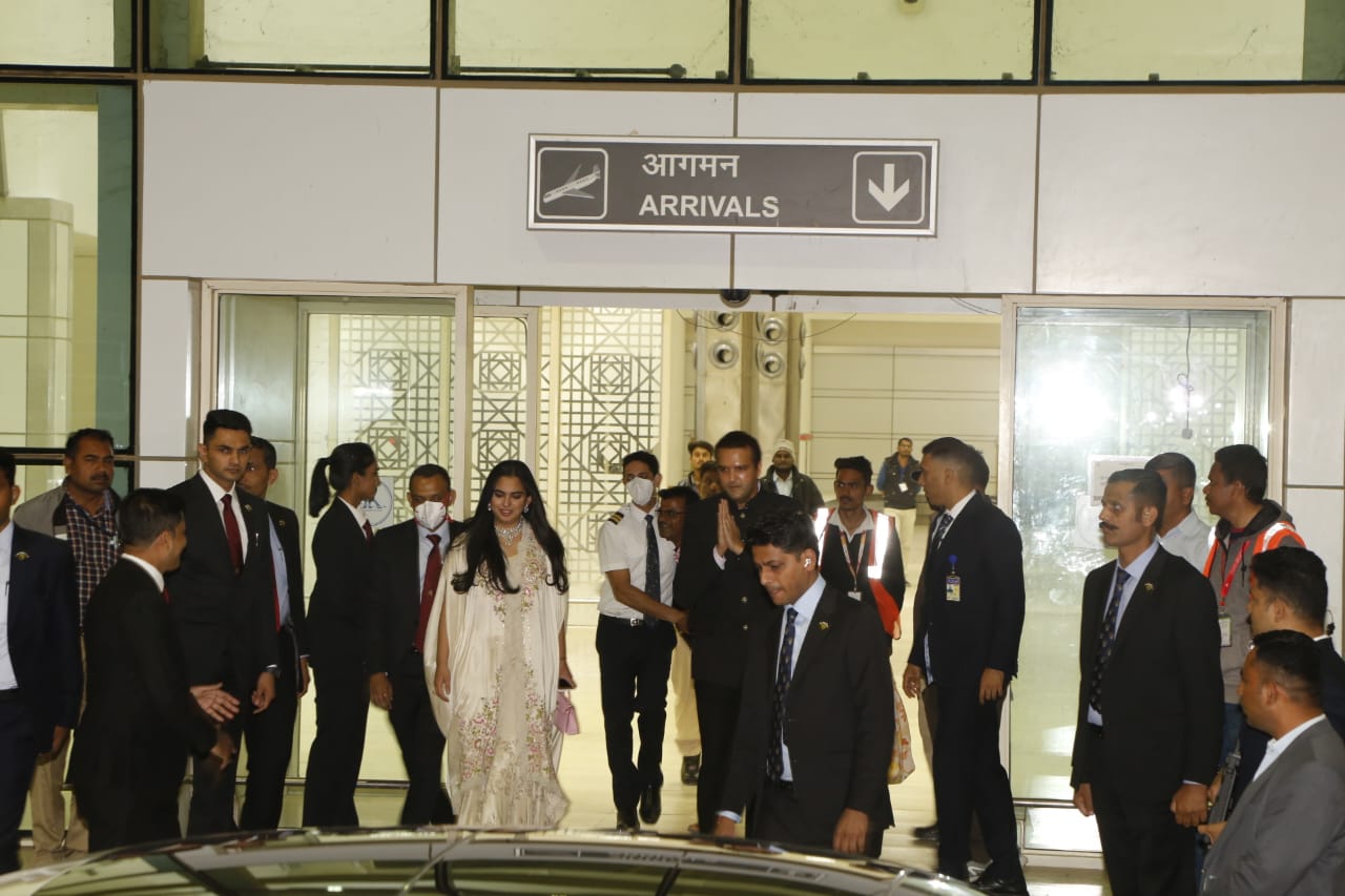 Anushka Sharma With Handbag Worth Rupees 1 lakh at Airport 
