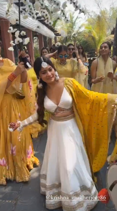 Krishna Mukher dances at her haldi