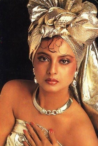 Fashion Icon, Rekha Brings Back Her 90s Head Wrap Look As She Visits ...