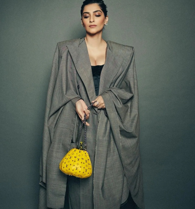 12 Divas Who Carried Uniquely Shaped Handbags: From Sonam's