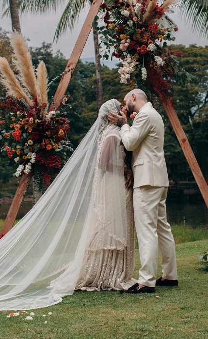 bride in saree with dupatta