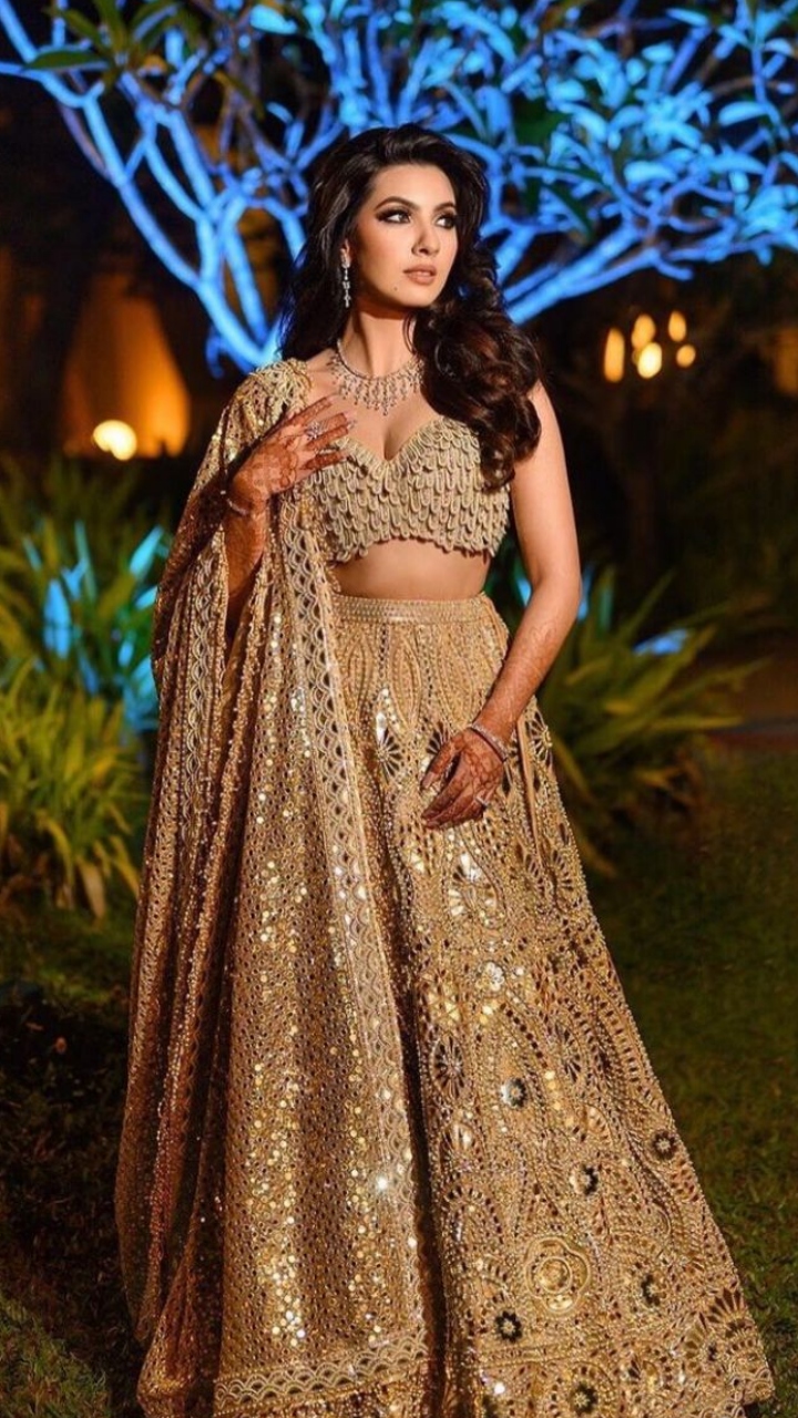 Stunning Reception Lehengas In Gold That Wowed Us! | WedMeGood