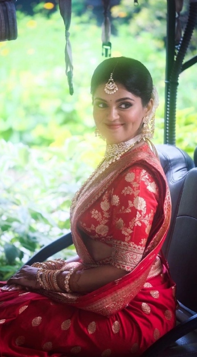 Indian Bride Wearing Lengha Sari Showing Stock Photo 1407540995 |  Shutterstock