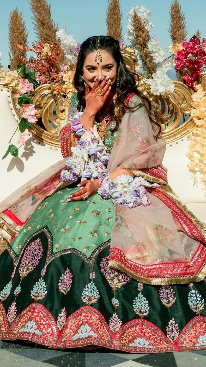 The Prettiest Deep Green Mehendi Lehengas We Spotted On Real Brides! |  Pakistani dress design, Mehendi outfits, Party wear dresses