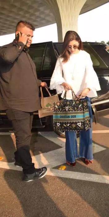 Anushka Sharma enjoys the English summer in glowing casual outfit and a  Louis Vuitton bag worth Rs. 2.38 lakh 2 : Bollywood News - Bollywood Hungama