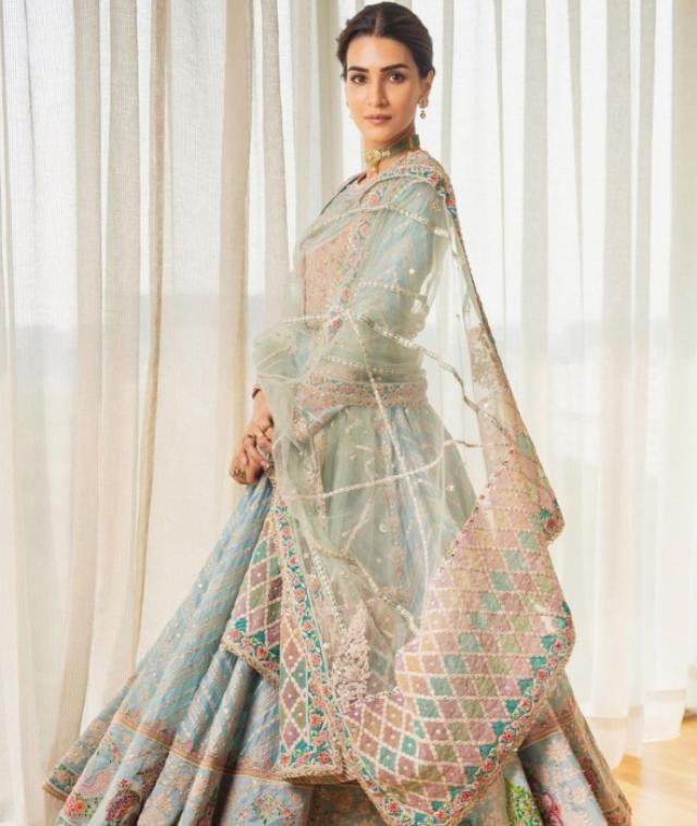 Kriti Sanon Wore A Tarun Tahiliani Satin Organza Saree For 'Adipurush ...