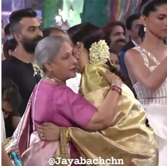 Jaya Bachchan Hugged Rekha At An Award Show And Politely Asked Her To ...