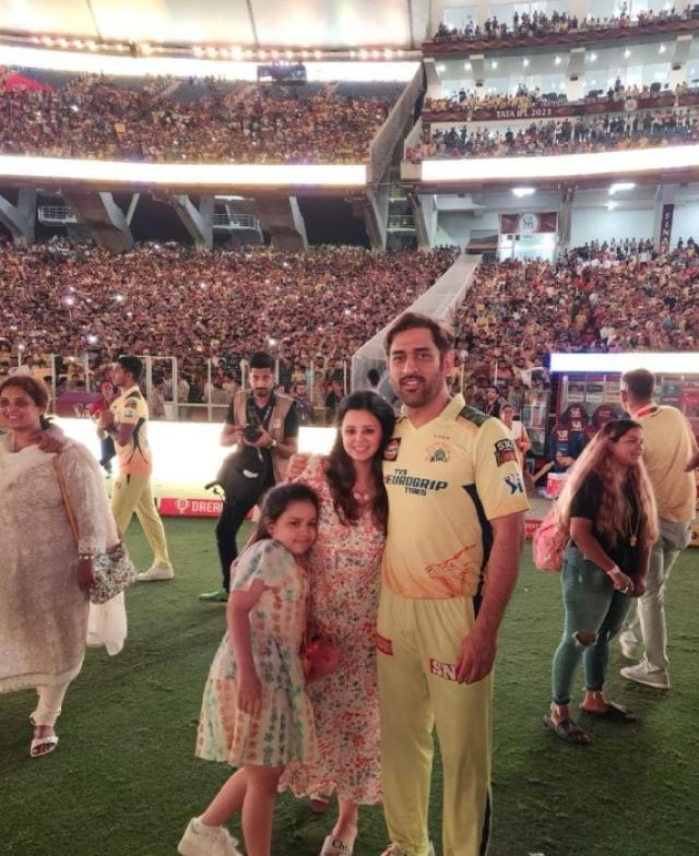 ms dhoni with family