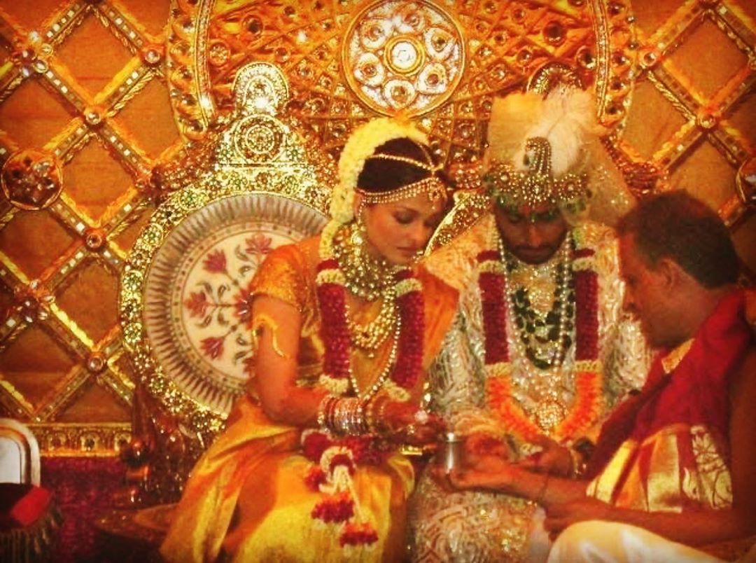 Aishwarya Rai In Manish Malhotra AICW 2015 (2) | Indian bridal wear, Velvet dress  design, Velvet dress designs