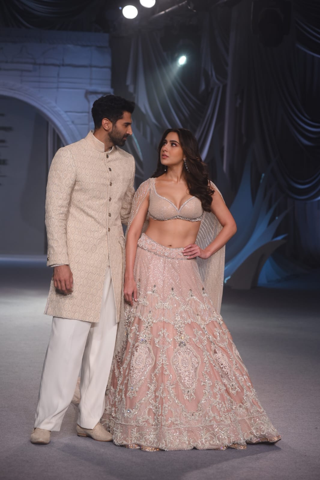 Newly-wed couple Esha Deol and Bharat Takhtani walked the ramp at the Beti fashion  show recently.  Bollywood star… | Bollywood couples, Bollywood, Fashion  show