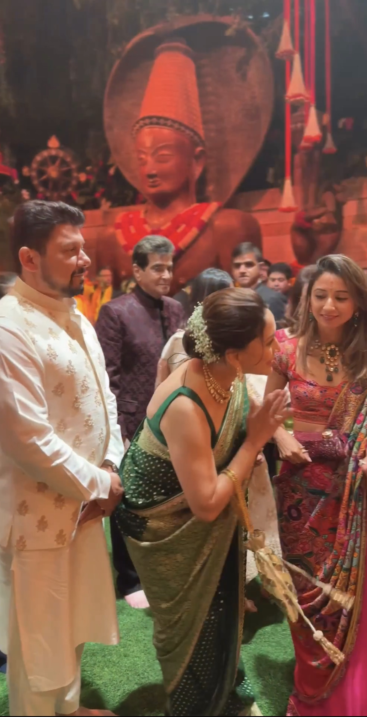 Isha Ambani Anand Piramal Perform Aarti At Ganesh Puja Tina Ambanis