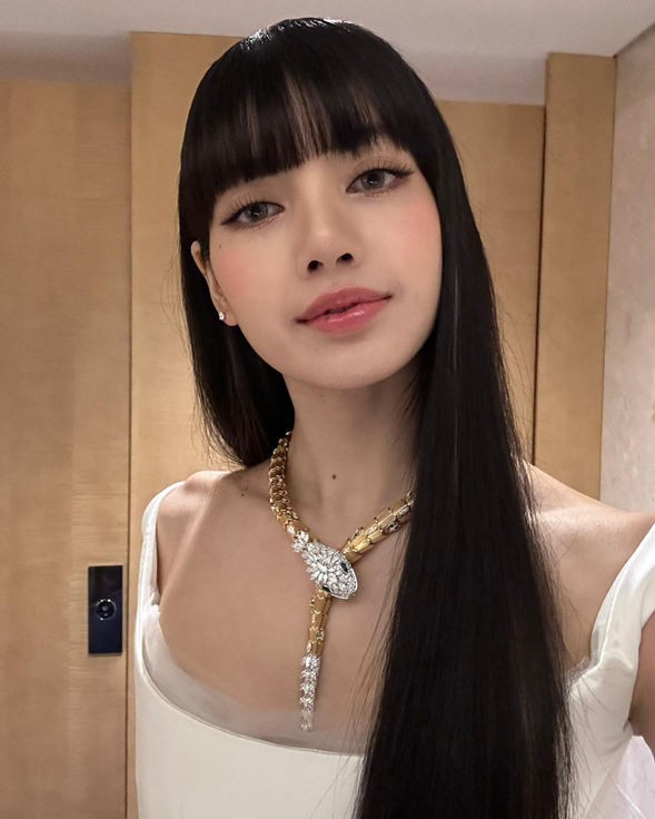 'Blackpink's Lisa Exudes Major Royal Vibes In Bulgari's USD 553,000 ...