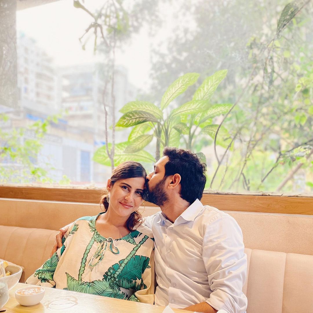 Vikrant Massey Kisses His Pregnant Wife, Sheetal Thakur, She Hides Her Baby  Bump In A Breezy Outfit