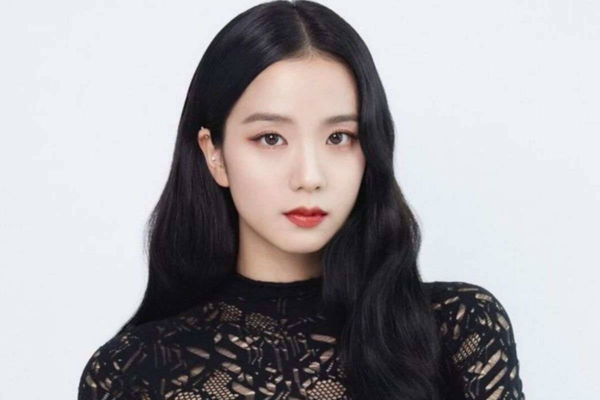 Blackpink's Jisoo Channels Her Inner Grunge In All-Black-Ensemble