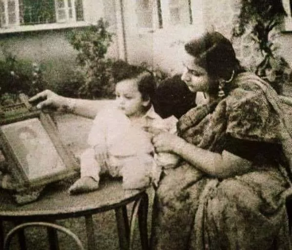 SRK with his mother