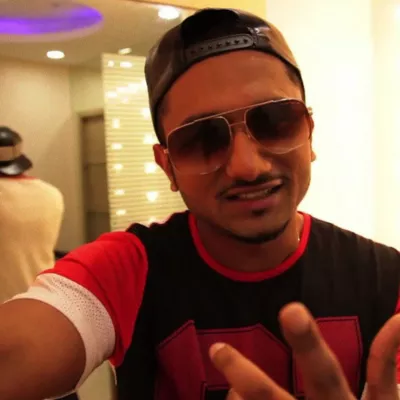 Yo Yo Honey Singh reveals whether Shah Rukh Khan slapped him or not during their Chicago tour and explained why he hit himself with a coffee mug