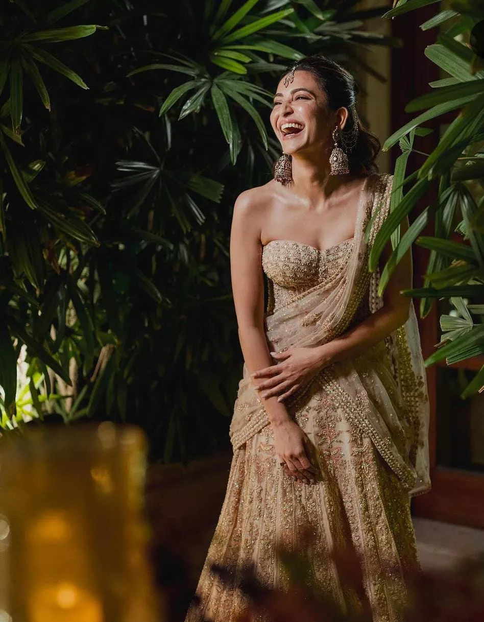 Remember Anushka Sharma's wedding lehenga? Is this Soha Ali Khan look  inspired by her? | Fashion Trends - Hindustan Times