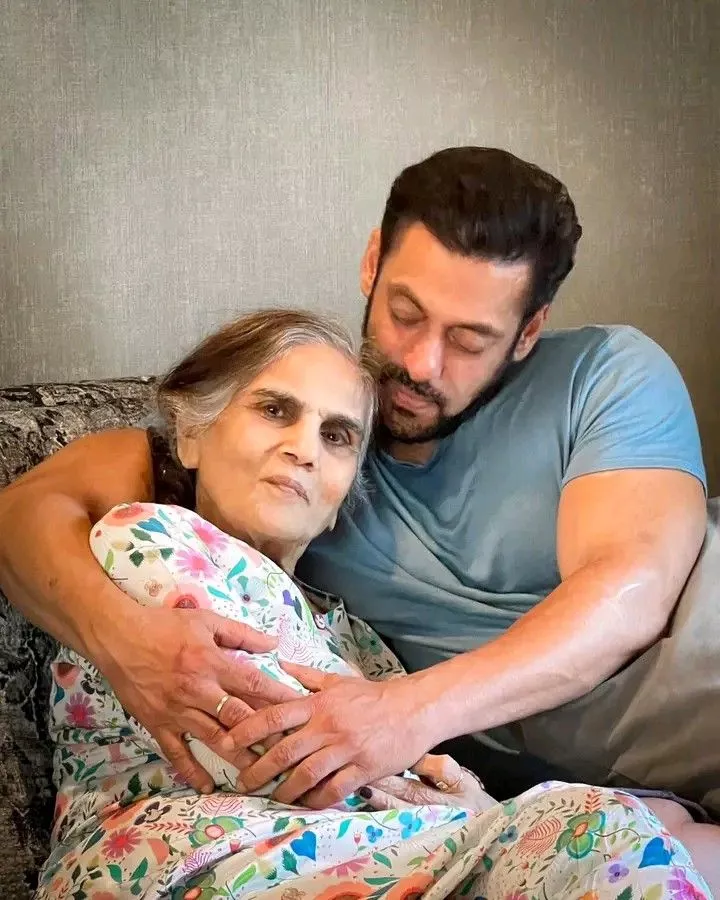 salman with mom