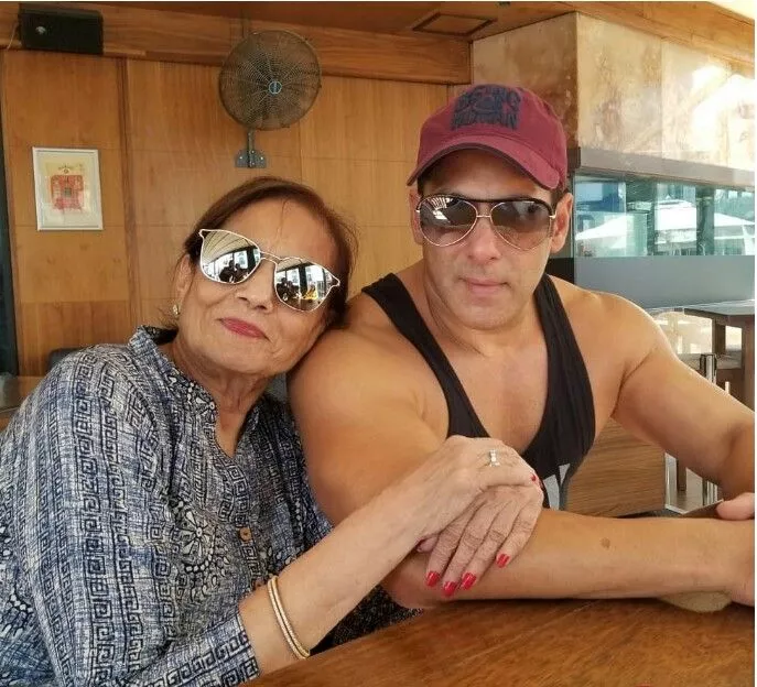 salman with mom