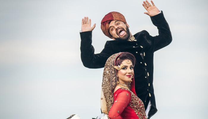 This Indian bride and groom pose for beautiful wedding portraits. | Photo  161542
