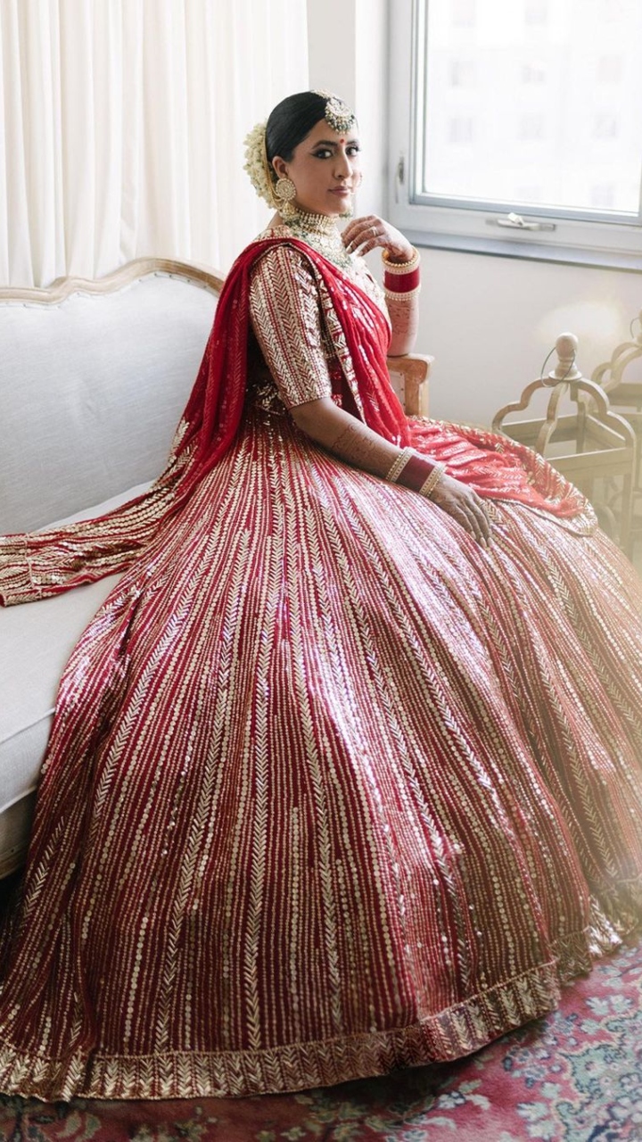 Sabyasachi Bride Stuns In A Minimal Red Lehenga With 'Paan' Motifs, Pairs  With 'Meenakari' Jewellery
